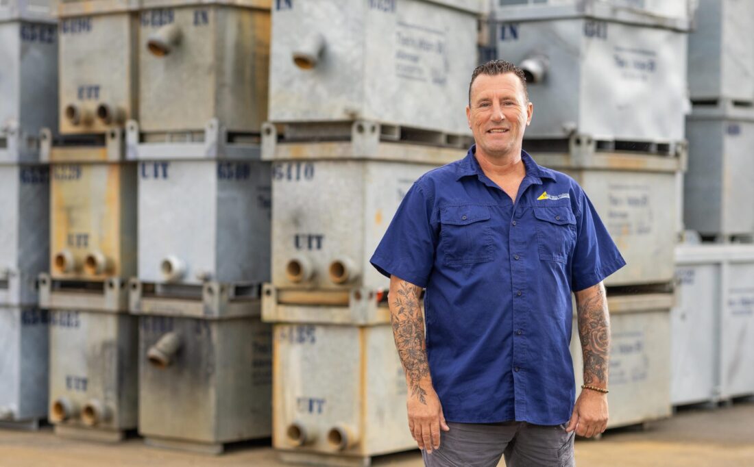 Lachende man met vatten op de achtergrond | Dave de Jongh Theo van Velzen