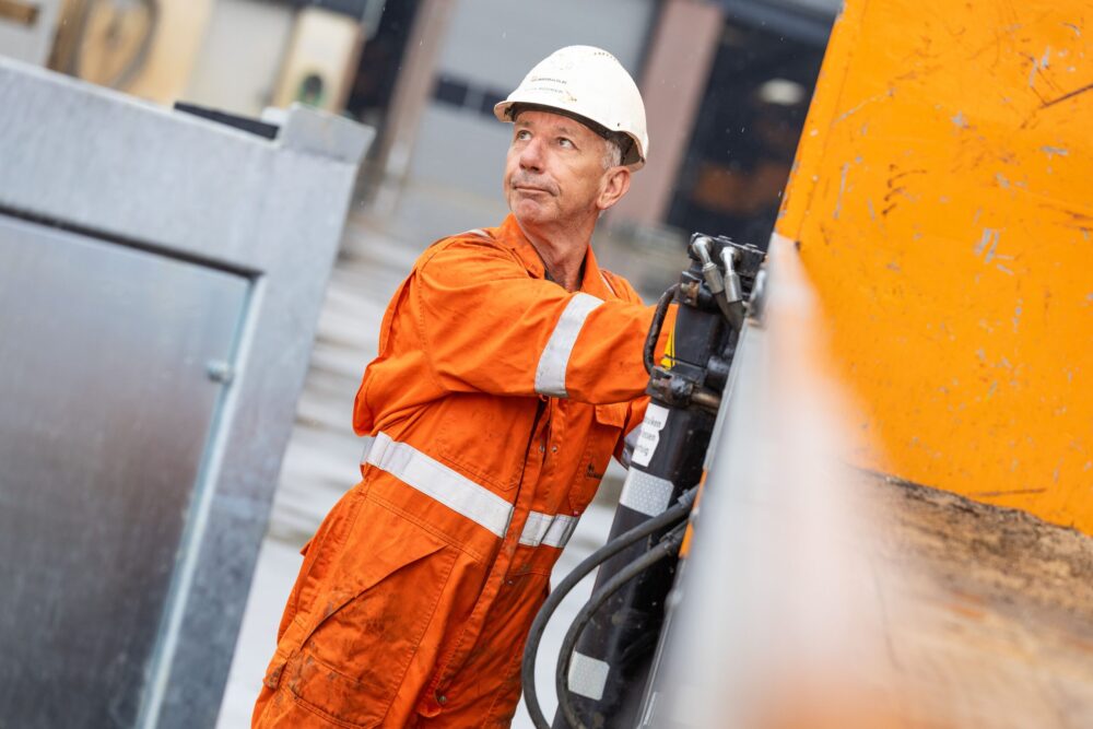 Bronbemaler die op zij kijkt Mark Robben | Raaijmakers