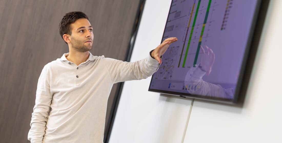 Man die wijst naar een presentatie | Joost Geurts Raaijmakers