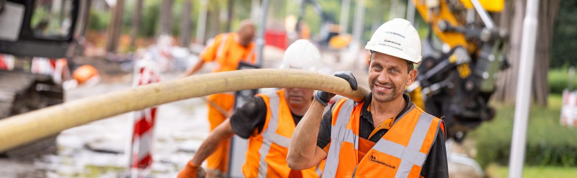 Lachende bronbemaler met buis Ronny Poulussen | Raaijmakers